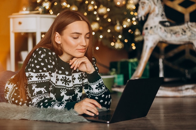 Mulher compras on-line nas vendas de Natal