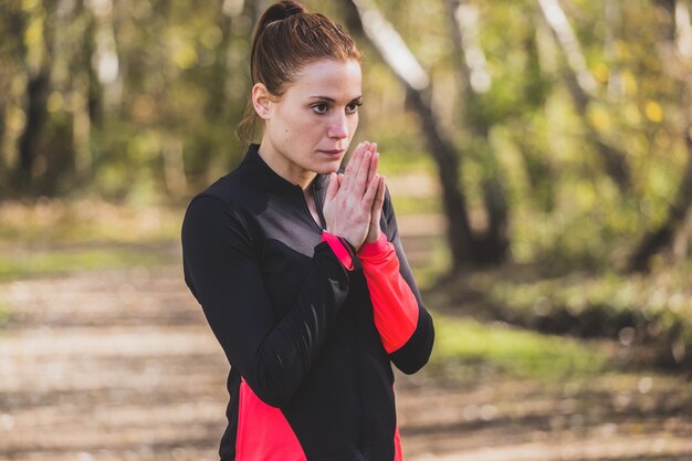 Mulher concentrada antes de começar a correr