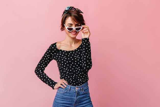 Foto grátis mulher confiante com camisa pontilhada olhando para a frente