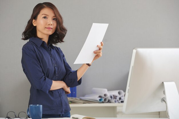 Mulher confiante no escritório