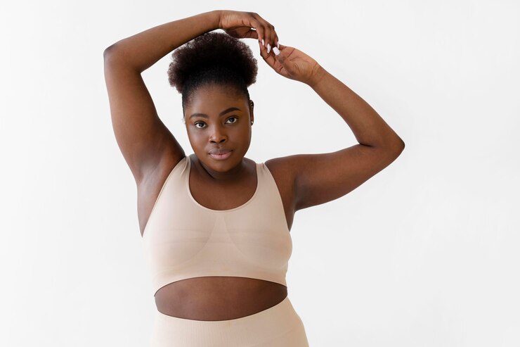 Foto grátis mulher confiante posando usando um modelador de corpo