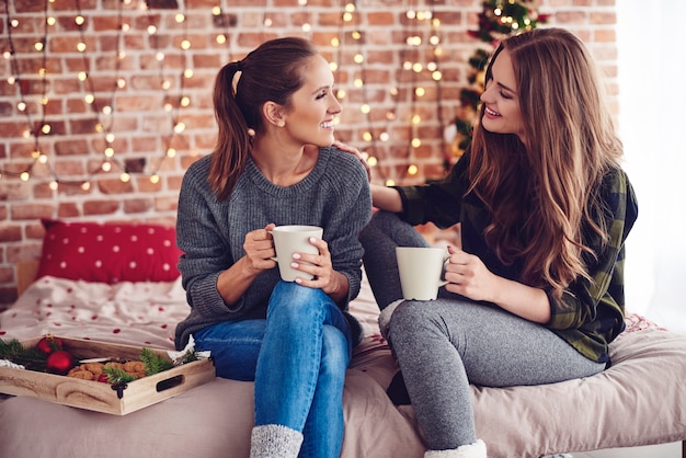 Mulher consolando e apoiando a amiga