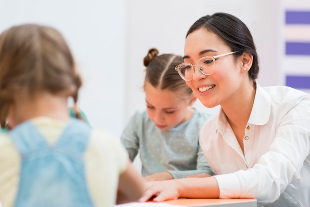 Mulher conversando com os alunos durante a aula