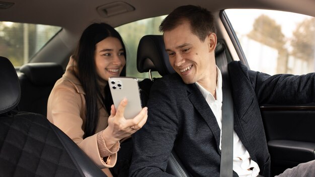 Mulher conversando com um taxista no carro