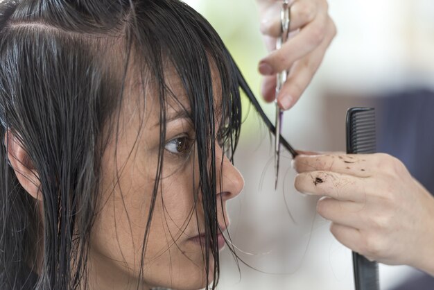 Mulher cortando o cabelo em um salão de beleza