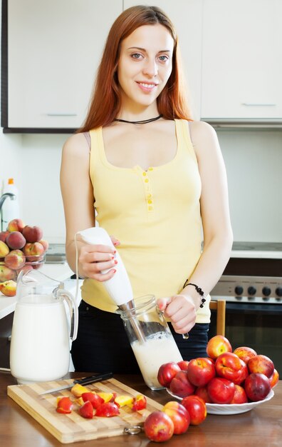 Foto grátis mulher cozinhando bebidas com liquidificador de nectarinas