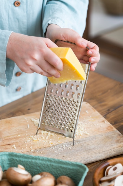 Mulher cozinhando comida saudável em casa