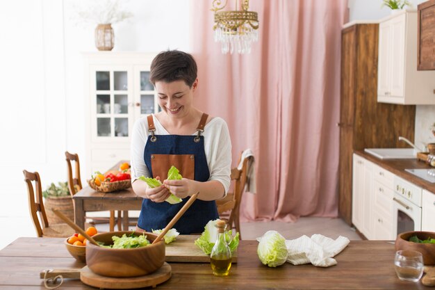 Mulher cozinhando comida saudável