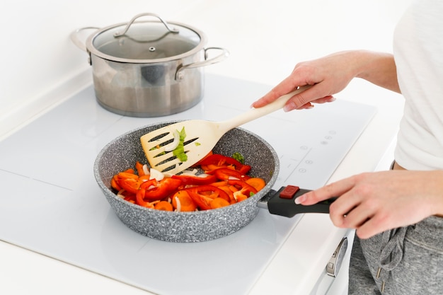 Mulher cozinhando em casa