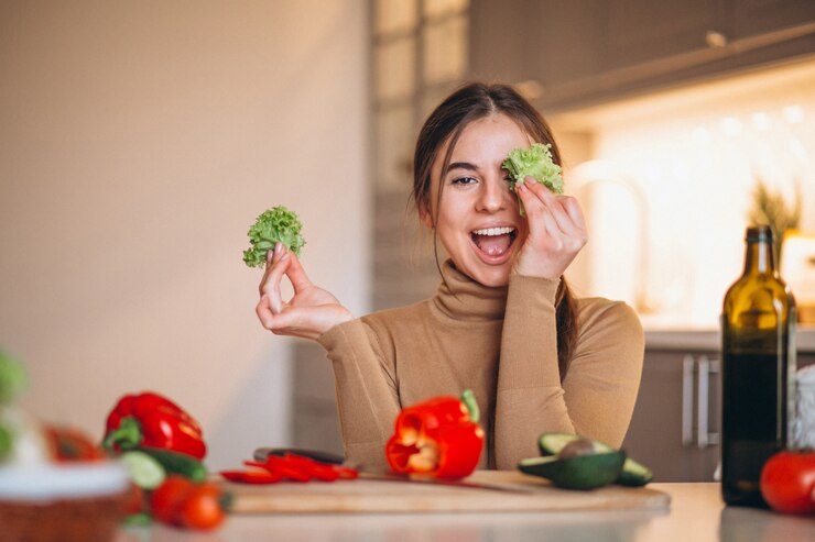 Foto grátis mulher cozinhando na cozinha