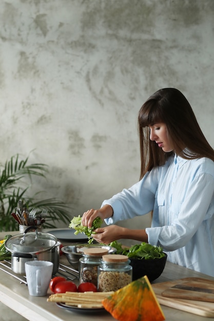 Foto grátis mulher cozinhando na cozinha