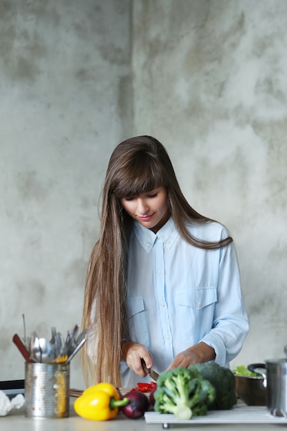 Foto grátis mulher cozinhando na cozinha