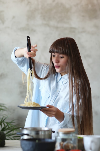 Foto grátis mulher cozinhando na cozinha