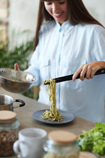 Mulher cozinhando na cozinha