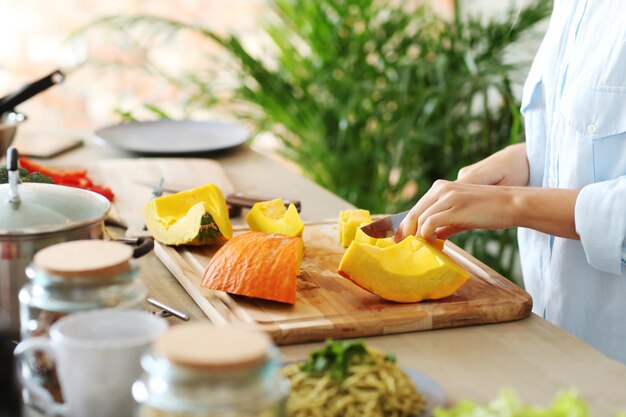 Mulher cozinhando na cozinha