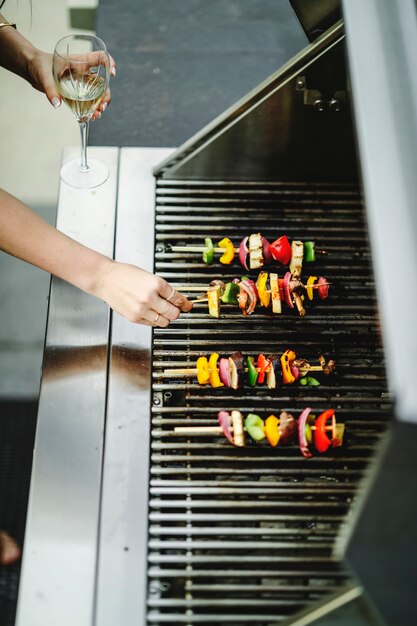 Mulher cozinhar churrasco vegan em um grelhador a carvão