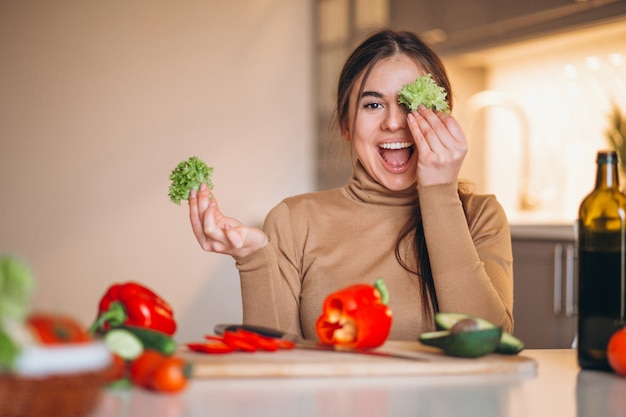 Foto grátis mulher, cozinhar, em, cozinha