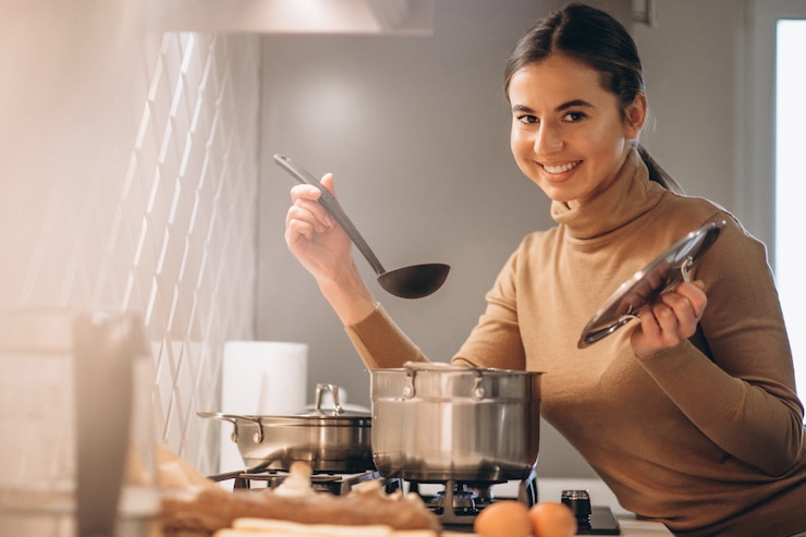 Foto grátis mulher, cozinhar, em, cozinha