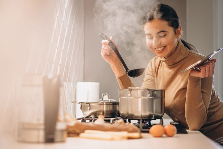 Foto grátis mulher, cozinhar, em, cozinha
