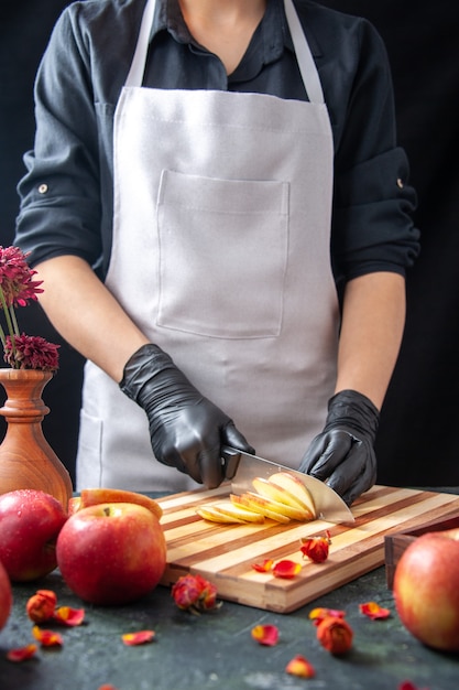 Mulher cozinheira cortando maçãs em uma dieta escura comida salada refeição suco de frutas exóticas