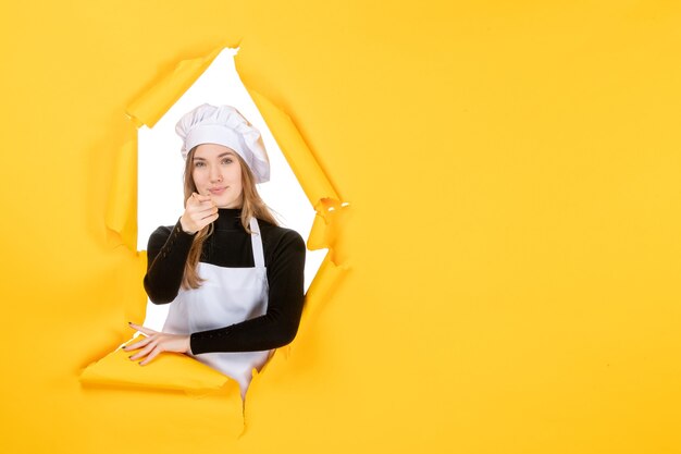 Mulher cozinheira de frente em comida amarela, emoção, cozinha, foto, cozinha, trabalho, cor, papel