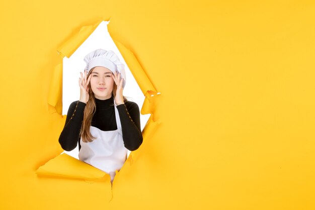 Mulher cozinheira de frente no sol amarelo, emoção, cor, cozinha, papel fotográfico, trabalho