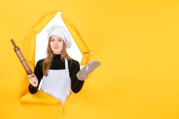 Mulher cozinheira segurando o rolo de massa em amarelo foto cozinha cor cozinha comida sol