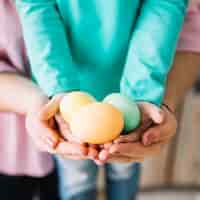 Foto grátis mulher, criança, segurando, ovos páscoa, em, mãos