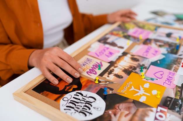 Foto grátis mulher criando visão inspiradora do lado do quadro de visão