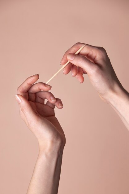 Mulher cuidando das unhas de frente