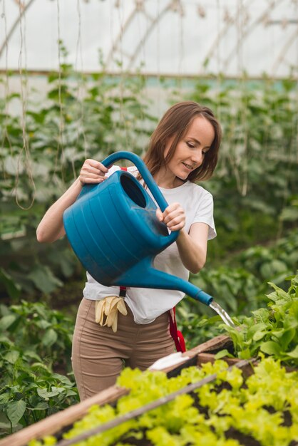 Mulher, cuidando, de, plantas, em, um, estufa