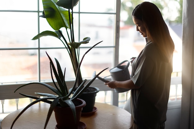 Mulher, cuidando, de, plantas