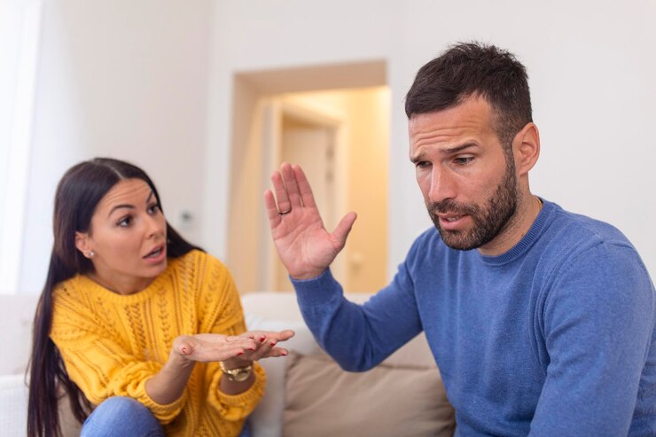Foto grátis mulher culpada fazendo mulher pedindo perdão ao homem triste e sério mulher implorando perdão expressando arrependimento pelo erro garota pedindo perdão ao cara desculpas dizendo que sinto muito, por favor, eu estava errado