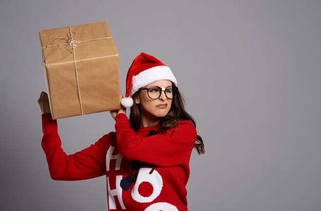 Mulher curiosa para ver um grande presente de natal