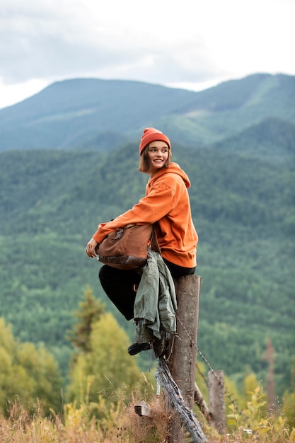 Foto grátis mulher curtindo o ambiente rural