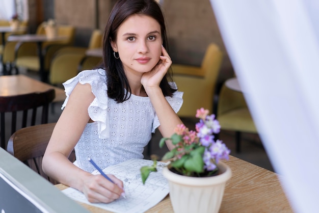 Foto grátis mulher curtindo um jogo de sudoku sozinha