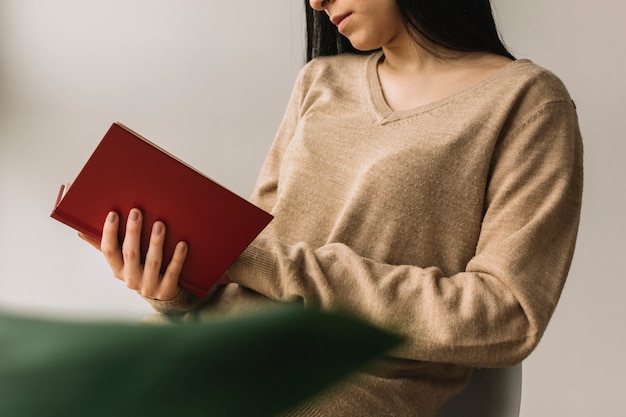 Foto grátis mulher da colheita que aprecia a leitura em casa