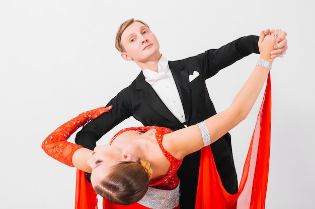 Foto grátis mulher dançando dança de salão com homem