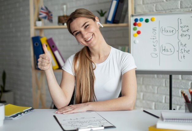 Mulher dando aos alunos uma aula de inglês online