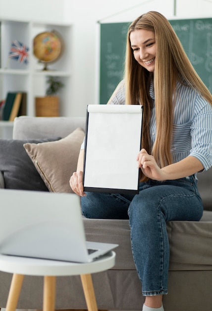 Foto grátis mulher dando aulas de inglês online para alunos