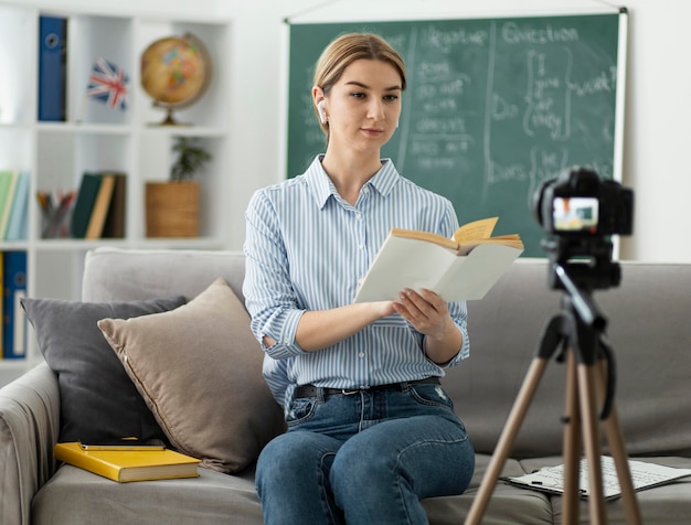 Foto grátis mulher dando aulas de inglês online para alunos