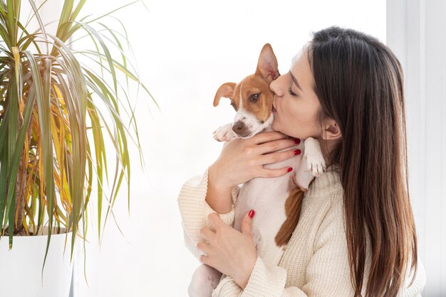 Mulher dando seu lindo cachorro um beijo