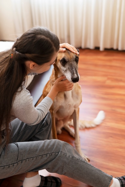 Foto grátis mulher dando vista lateral para a água do cão