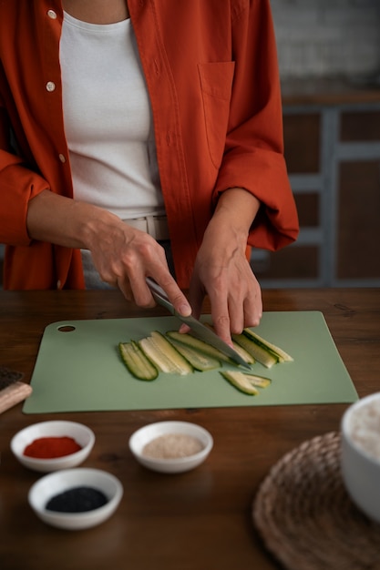 Foto grátis mulher de alto ângulo aprendendo a fazer sushi