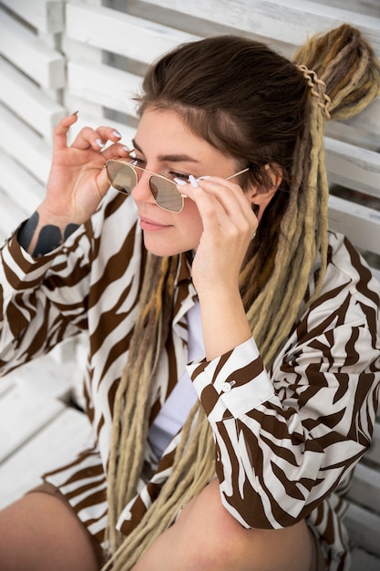 Mulher de alto ângulo com dreadlocks afro