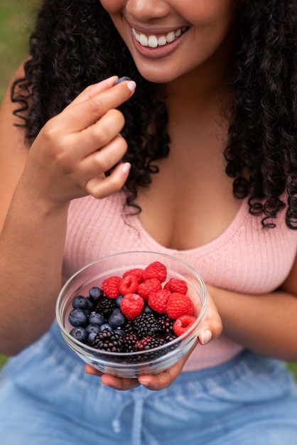 Mulher de alto ângulo comendo bagas