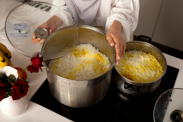 Foto grátis mulher de alto ângulo cozinhando para o ramadã