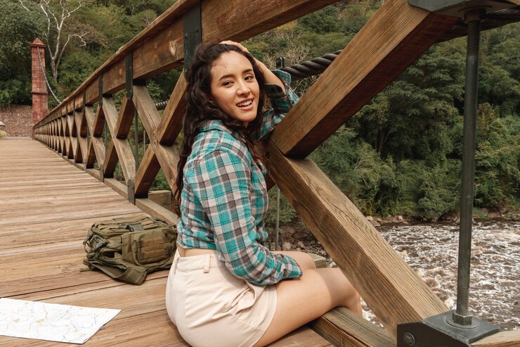 Foto grátis mulher de alto ângulo, descansando na ponte