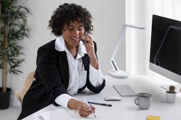 Foto grátis mulher de alto ângulo falando ao telefone