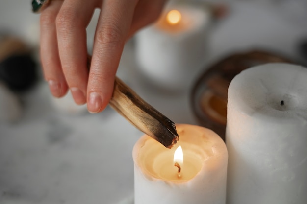 Foto grátis mulher de alto ângulo fazendo ritual